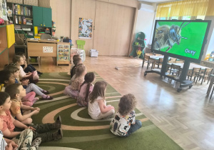 Dzieci oglądają film edukacyjny o pszczołach