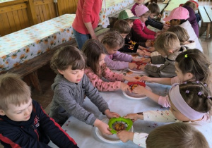 Dzieci kroją jabłka