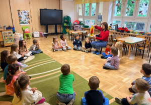 Dzieci słuchają książki czytanej przez mamę Jasia