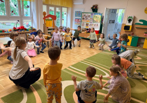 Dzieci tańczą podczas zajęć Roar Dance