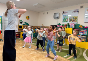 Dzieci tańczą podczas zajęć Roar Dance