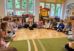 Dzieci uczestniczą w zajęciach Roar Dance