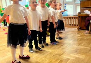 Dzieci występują w przedstawieniu "Czerwony Kapturek"
