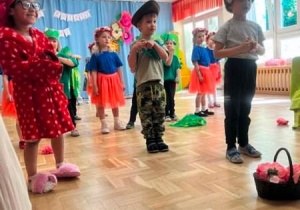 Dzieci występują w przedstawieniu "Czerwony Kapturek"