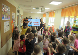 Dzieci podczas warsztatów "Bezpieczeństwo nad wodą".