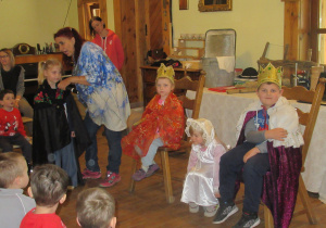 Dzieci w przebraniach.