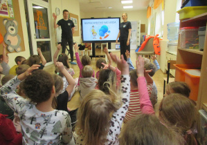 Dzieci podczas warsztatów "Bezpieczeństwo nad wodą".
