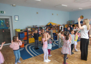 Dzieci podczas zajęc Roar Dance.