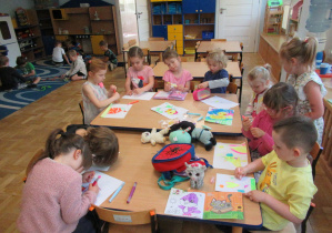 Dzieci bawią się w sali.