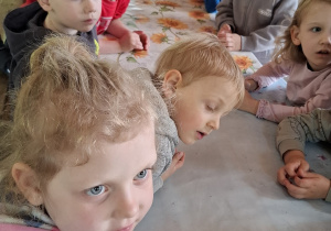 Przedszkolaki przed kolejnymi zajęciami na wycieczce