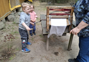 Dzieci próbują swoich sił przy użyciu magielnicy