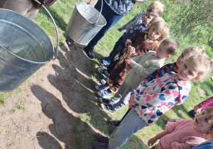 Przedszkolaki poznają sposoby przenoszenia wody