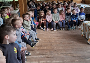 Dzieci poznają sposób wykonania kartki