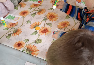 Przedszkolaki wykonują kartki