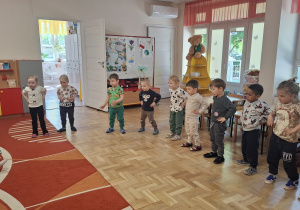 Przedszkolaki podczas zabaw muzyczno- ruchowych