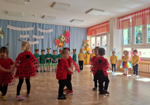 Dzieci w trakcie występu- taniec biedronek