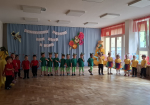 Przedszkolaki podczas występu z okazji Dnia Mamy i Taty