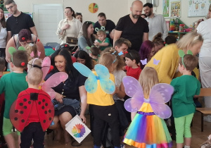Dzieci wręczają prezenty rodzicom