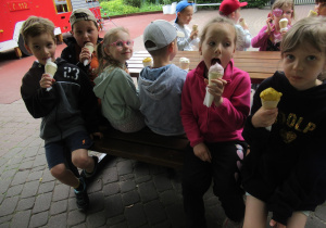 Dzieci jedzą lody.