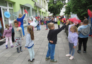 Dzieci tańczą kujawiaka.