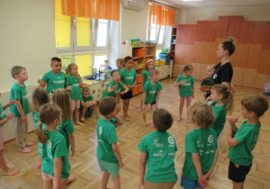 Dzieci ćwiczą na zajęciach ogólnorozwojowych z elementami taekwondo.