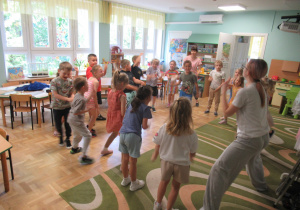 Dzieci tańczą podczas zajęć Roar Dance.