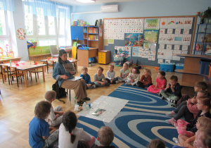 Dzieci siedzą w kole podczas warsztatów Labolo.
