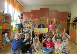 Ddzieci pozują do zdjęcia z Otto Cyrkowcem.
