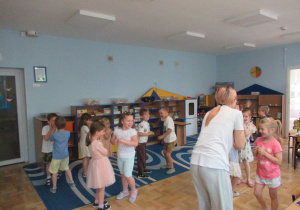 Dzieci stoją na przeciwko siebie w parach podczas zajęć Roar Dance.