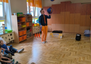 Dzieci oglądają występ magika