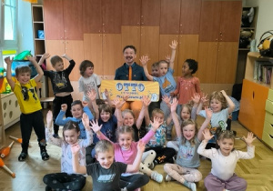 Dzieci oglądają występ magika