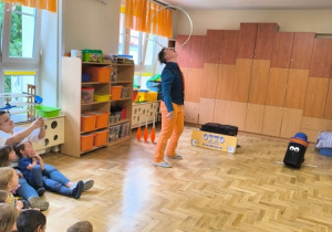 Dzieci oglądają występ magika