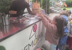 Dzieci stoją w kolejce po lody