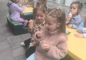 Dzieci jedzą lody