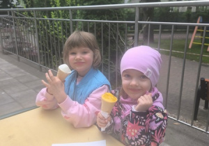 Dzieci jedzą lody