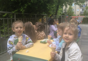 Dzieci jedzą lody