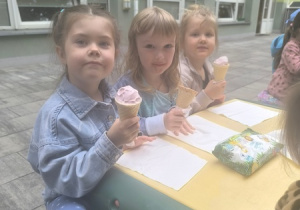 Dzieci jedzą lody