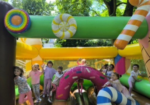 Dzieci bawią się na dmuchańcach
