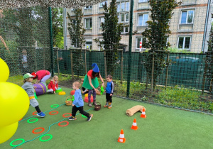 Dzieci uczestniczą w konkurencji sportowej