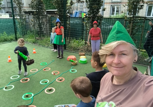 Dziewczynka uczestniczy w konkurencji sportowej