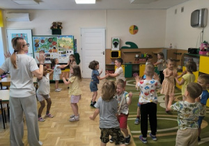 Dzieci tańczą podczas zajęć Roar Dance
