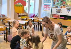 Dzieci przytulają maskotkę