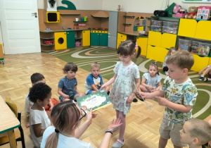 Dzieci odbierają dyplomy, które otrzymały za udział w zajęciach Roar Dance