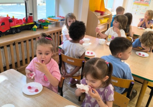 Dzieci jedzą lody zrobione z soku