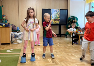 Dziewczynka idzie na szczudłach