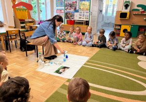 Dzieci uczestniczą w zajęciach Labo Odkrywcy