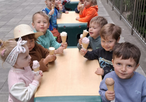 Dzieci jedzą lody z okazji Dnia Dziecka
