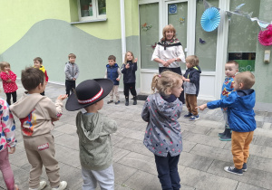 Dzieci prezentują przygotowany taniec na pikniku