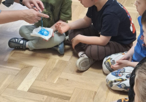 Dotykamy przygotowanej masy