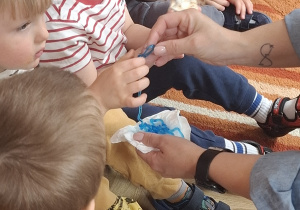 Dzieci sprawdzają konsystencję przygotowanej masy